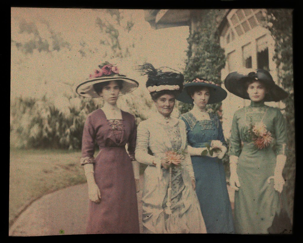 Autochrome of Edwardian women dressed in colorful dresses