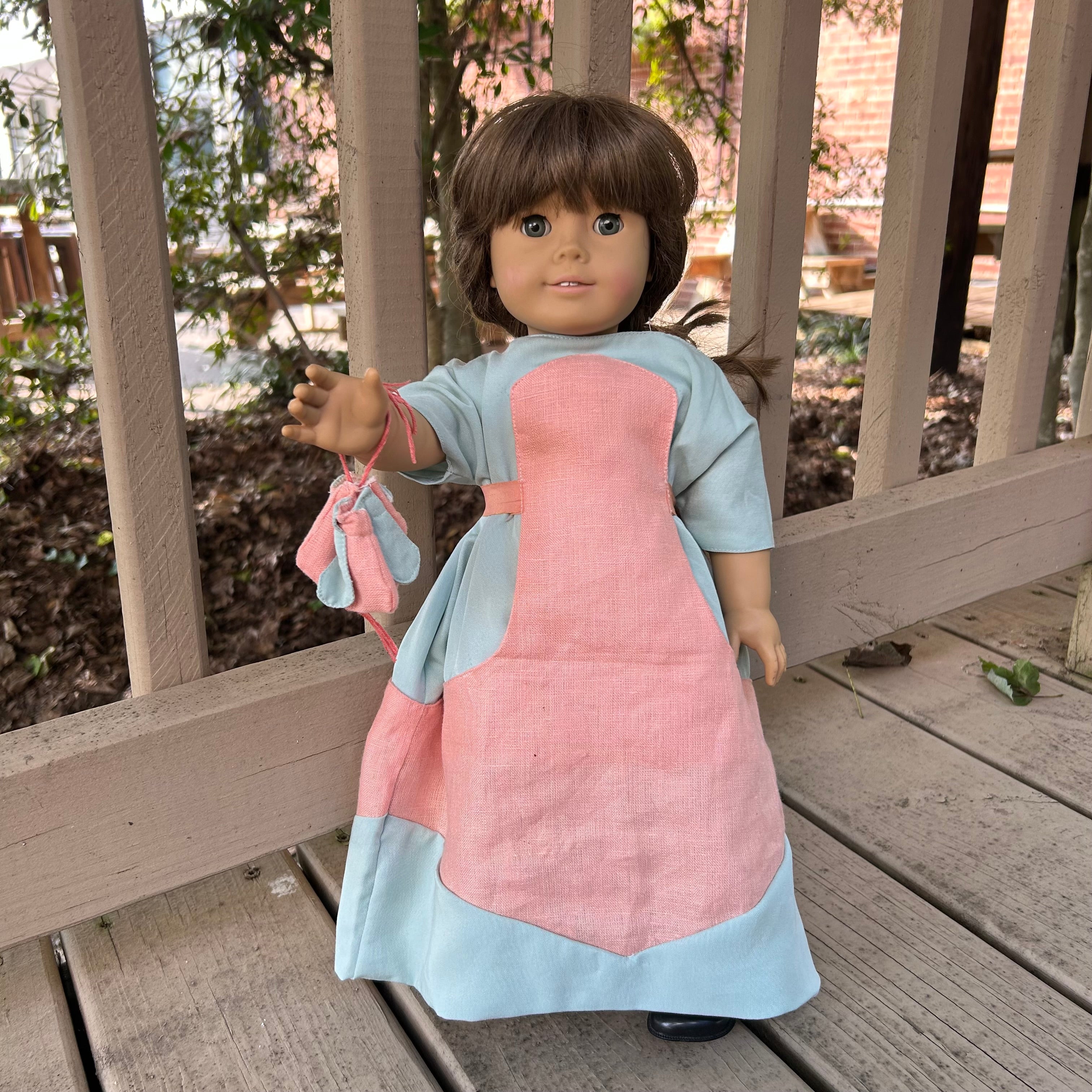 Robe en soie pour POUPÉES ancienne, vintage moderne de 42 cm Robe en soie pour POUPÉES ancienne, vintage moderne de 42 cm