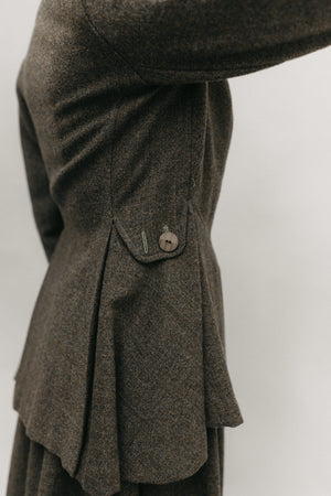 Close up detail of the right side buttoned of the Traveling Jacket